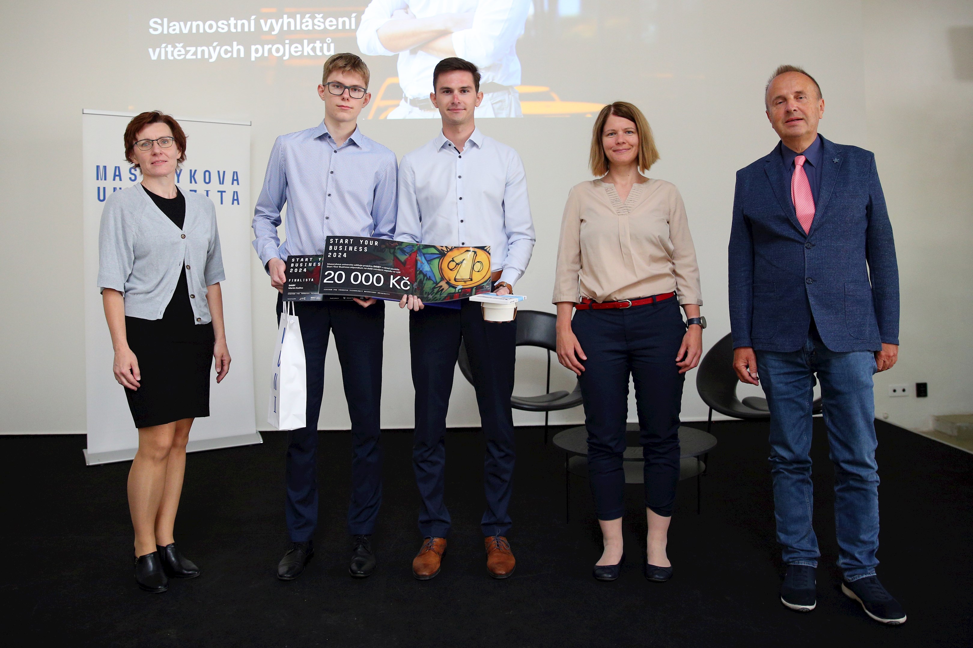 Martin a Vojtěch Kadlecovi s ředitelkou CTT Evou Janouškovcovou, prorektorkou MU Monikou Jandovou a proděkanem LF Zdeňkem Kalou při slavnostním předávání ocenění v soutěži Start Your Business
