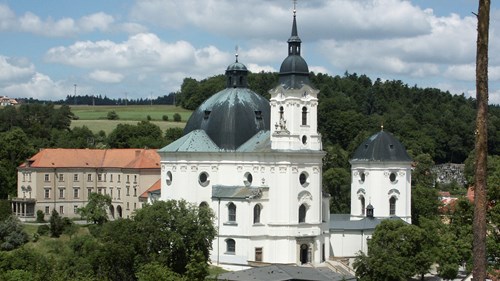 Křtiny, poutní kostel Jména Panny Marie s kaplí sv. Anny, ambitem a rezidencí zábrdovických premonstrátů (později pozměněnou) – pohled z Radostné cesty. Foto: archiv Aleše Filipa