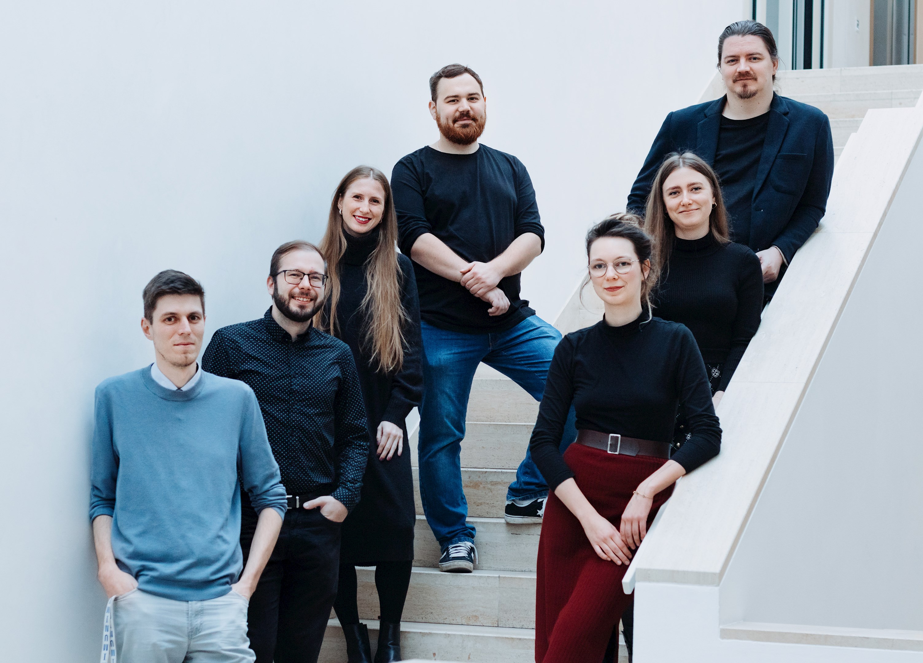 Zleva (vpředu) Libor Zajíc, Petr Klesal, Veronika Macháňová a Matěj Kozák. Zprava (vpředu) Jana Piškulová, Lucie Machalová a Stanislav Hasil.