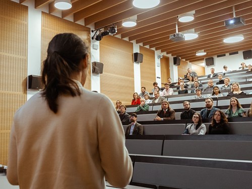 Slavnost zahájila děkanka Irena Radová, která ve svém projevu mj. zmínila některé závěry genderového auditu. Foto: Evgeniia Tokmakova/FF MU