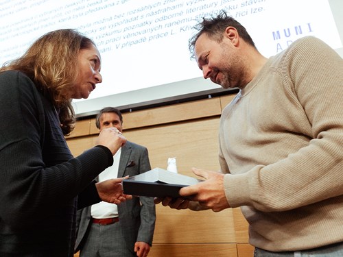 Cenu za vynikající bakalářskou práci získala Lucie Křivánková z Historického ústavu FF MU. Cenu převzal vedoucí práce Lukáš Reitinger. Foto: Evgeniia Tokmakova/FF MU