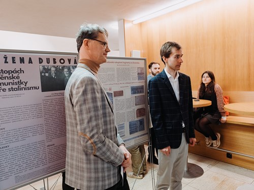 Ve foyer budovy B2 je k vidění výstava posterů, které vznikly na základě prací studujících nominovaných do letošního ročníku Ceny děkanky. Foto: Evgeniia Tokmakova/FF MU