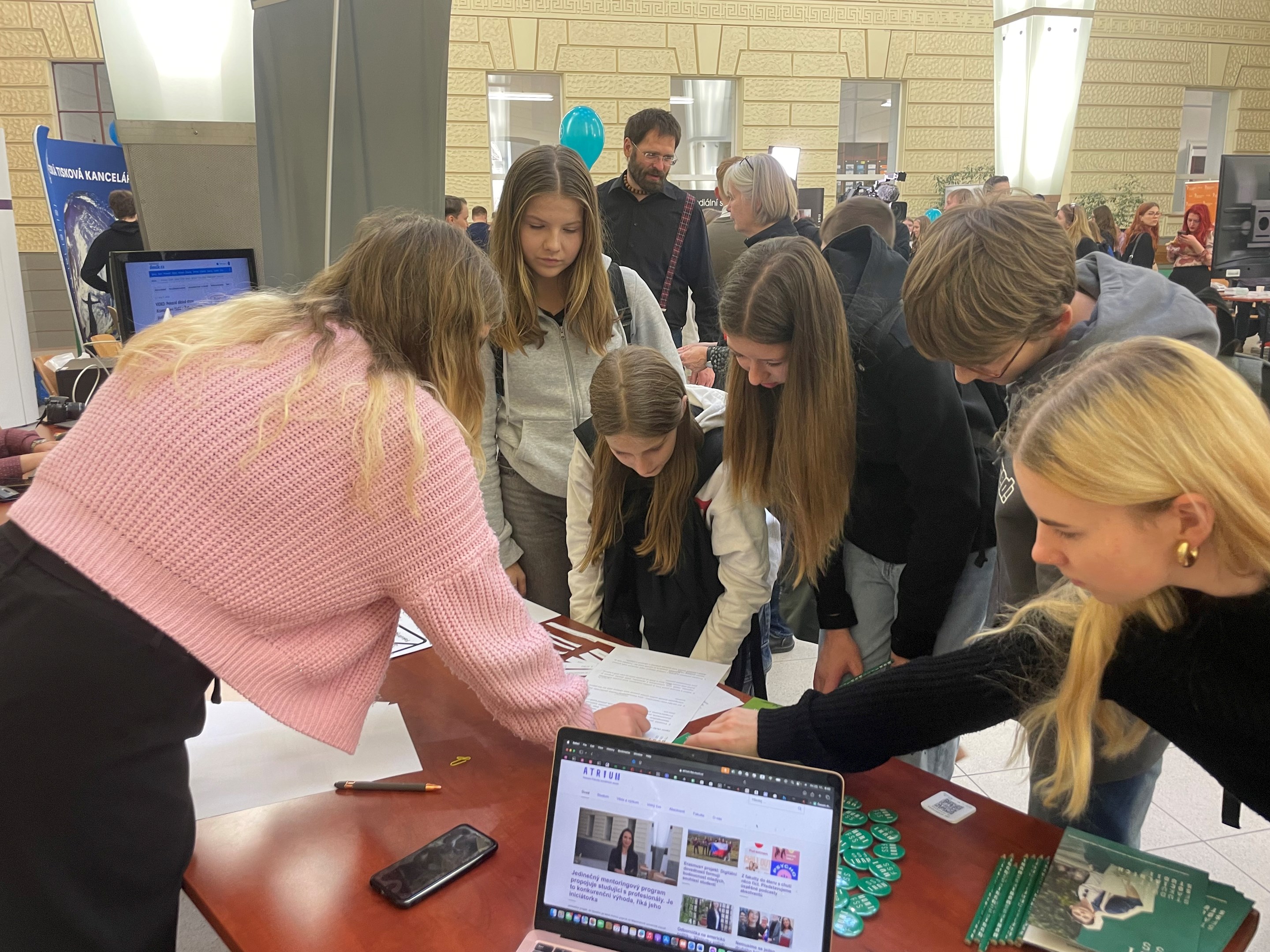 Na stánku fakultního časopisu Atrium si návštěvníci otestovali své vědomosti o Evropské unii. Foto: Klára Tomíková
