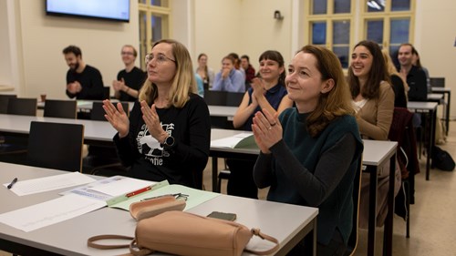 Ani letos nechybělo Mistrovství světa v přiměřeně vágní konceptuální analýze – otevřené klání dvojčlenných týmů ve schopnosti znejasnit temné a porozumět nesrozumitelnému.