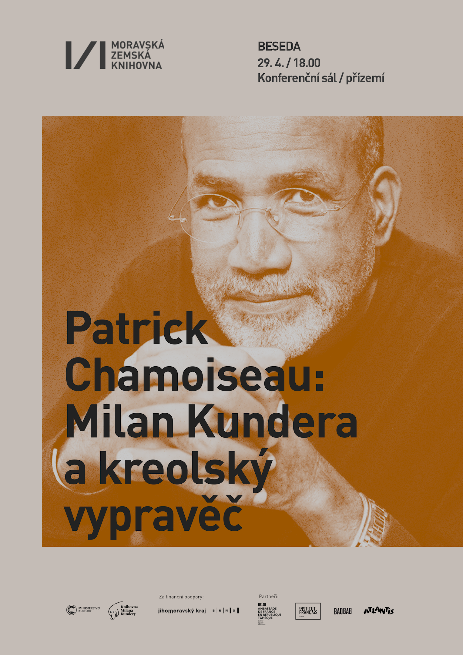 Plakát k události s názvem "Patrick Chamoiseau: Milan Kundera a kreolský vypravěč" s časem a datem konání v Konferenčním sále. Design plakátu obsahuje oranžové a béžové tóny s textem a grafickými prvky, včetně log sponzorů na spodní části.