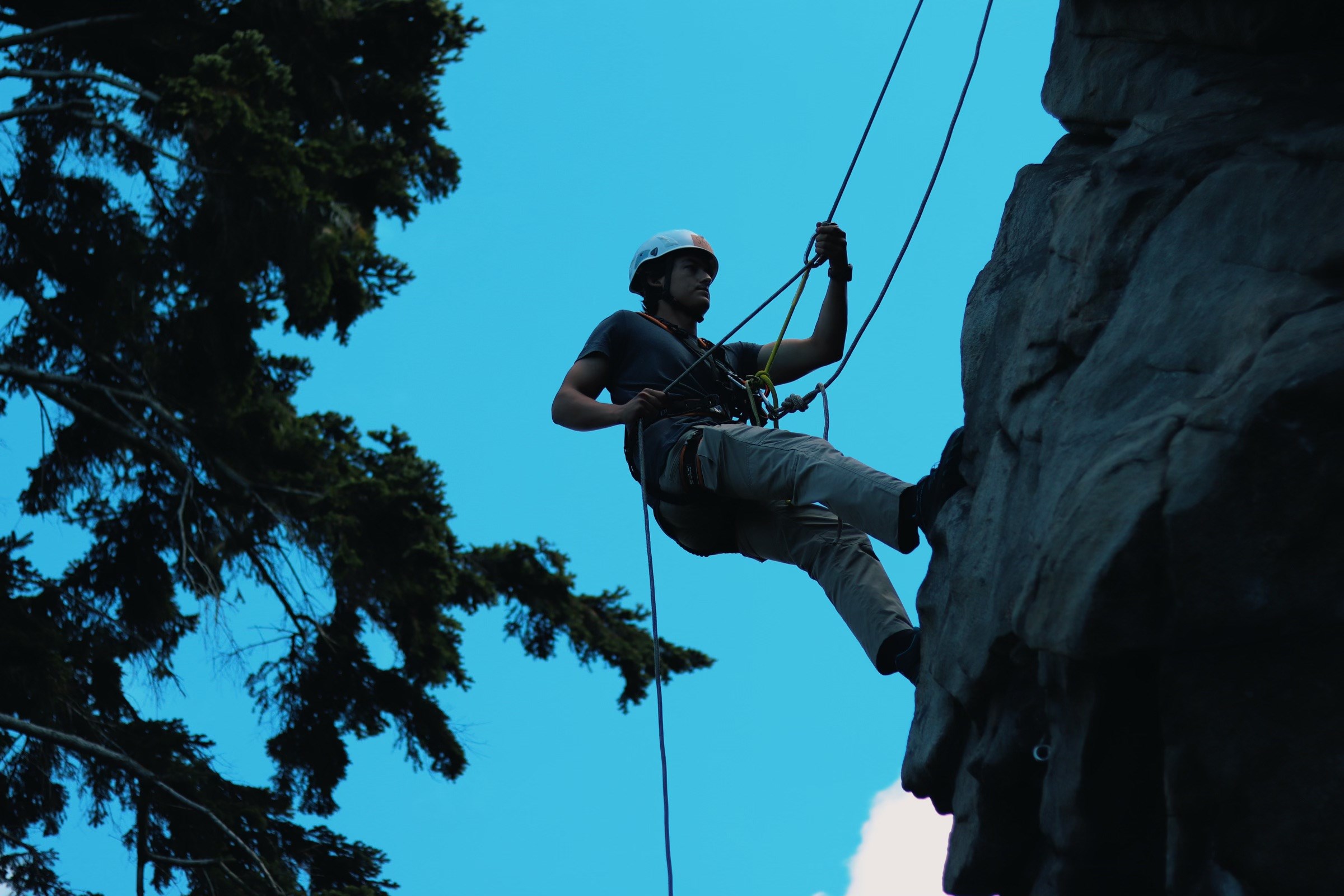 Letní kurz s Horskou službou ČR: 25 studentů trénovalo lanové záchranné techniky na Blatinách
