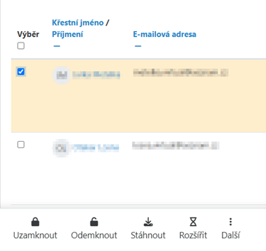 Rozhraní webového formuláře s nevyplněnými poli pro křestní jméno, příjmení a e-mailovou adresu a s rozmazaným textem.