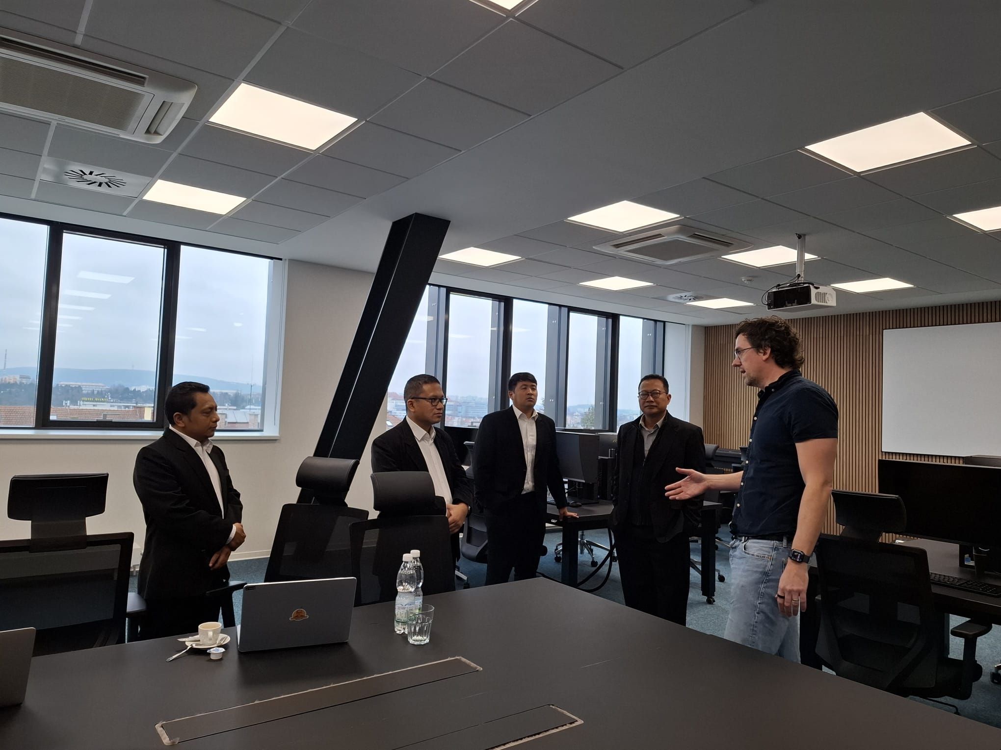 Kybercvičení i sdílení zkušeností. Indonéská delegace navštívila CyberSecurityHubCZ