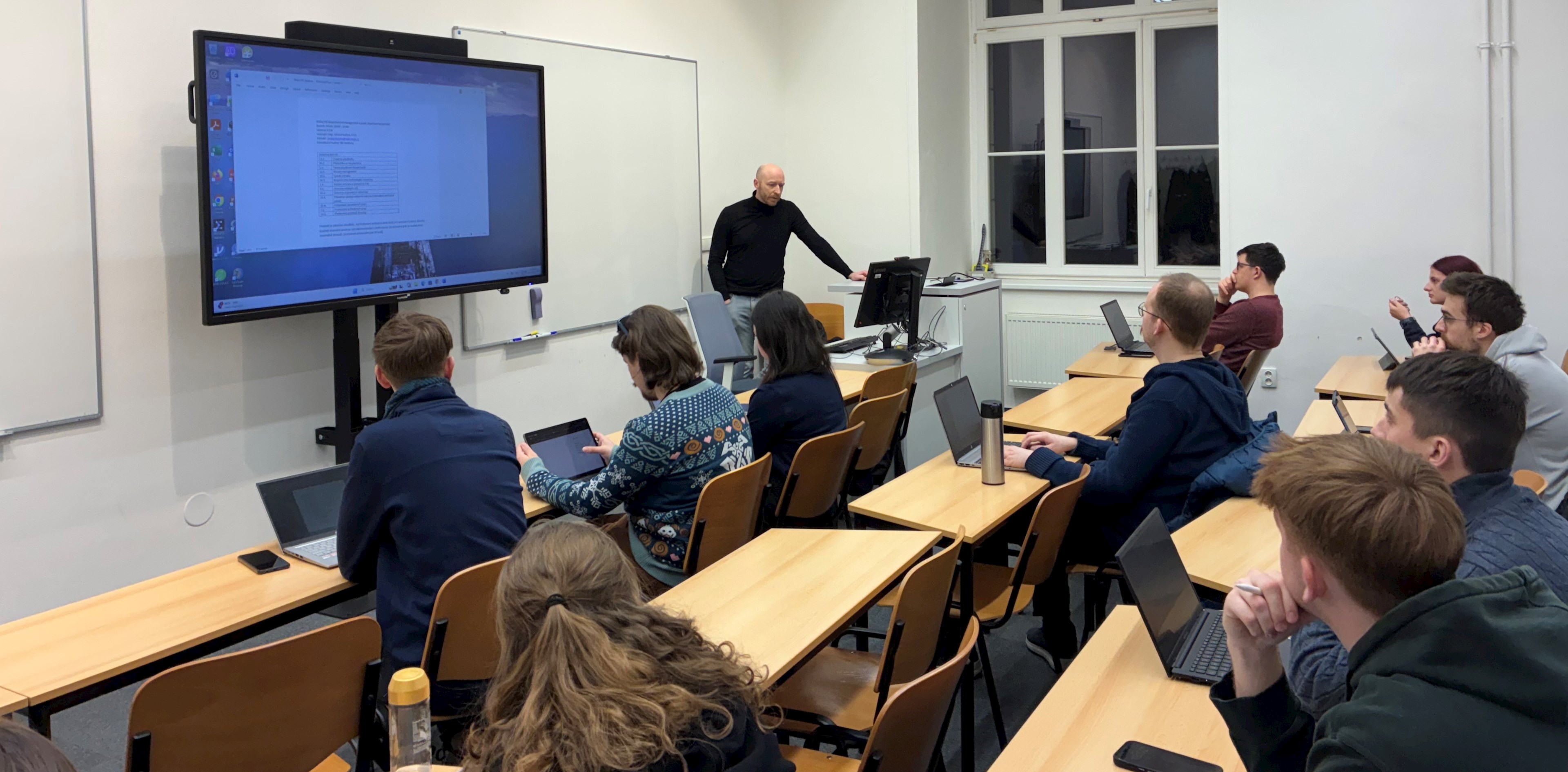 Studující poslouchají Michala Kučeru při úvodní přednášce Bezpečnostního managementu v praxi. V tomto semestru se sejdou každý čtvrtek od osmnácti hodin. Foto: Martin Hegr