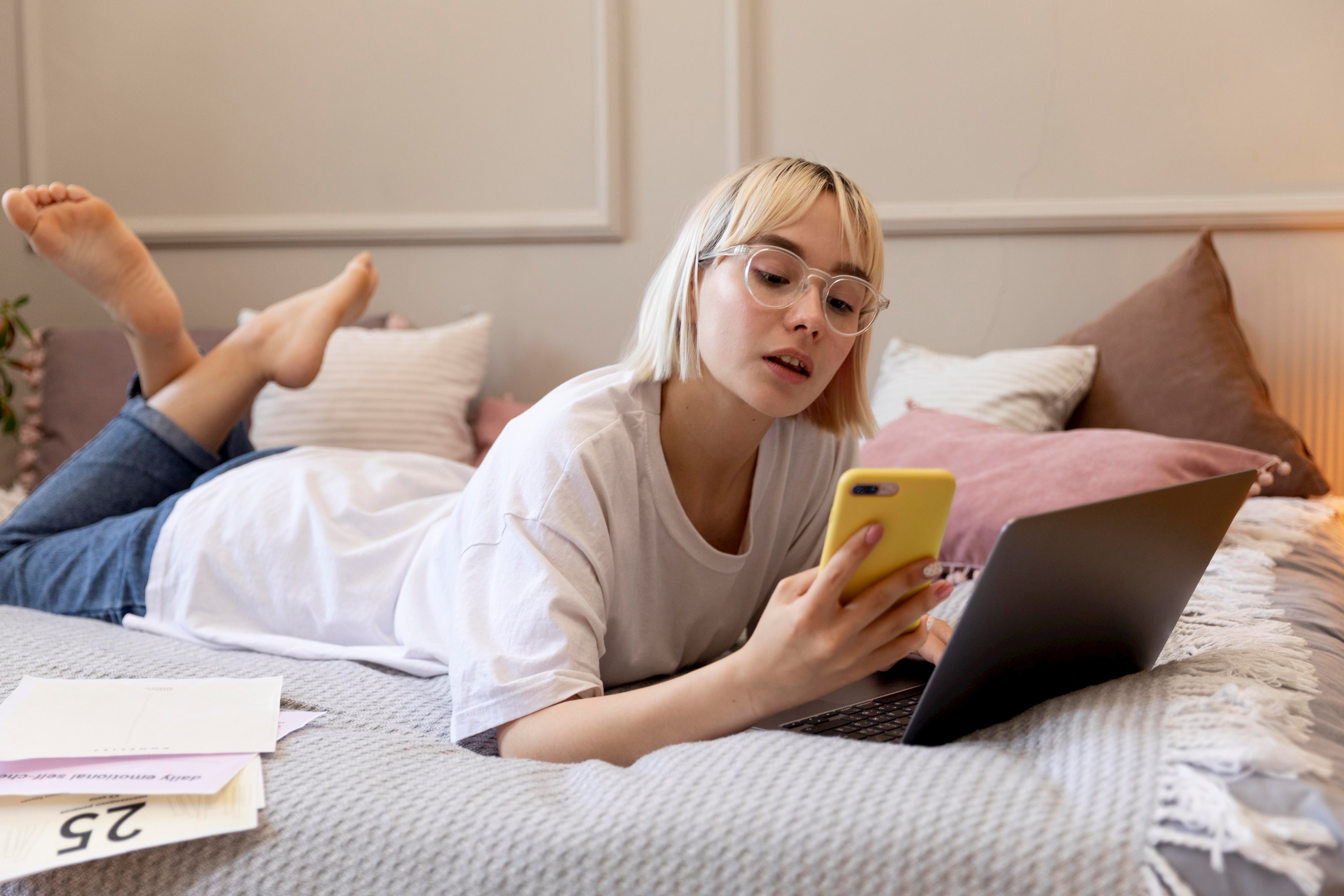 Is screen time associated with later bedtimes and daytime sleepiness in adolescents?