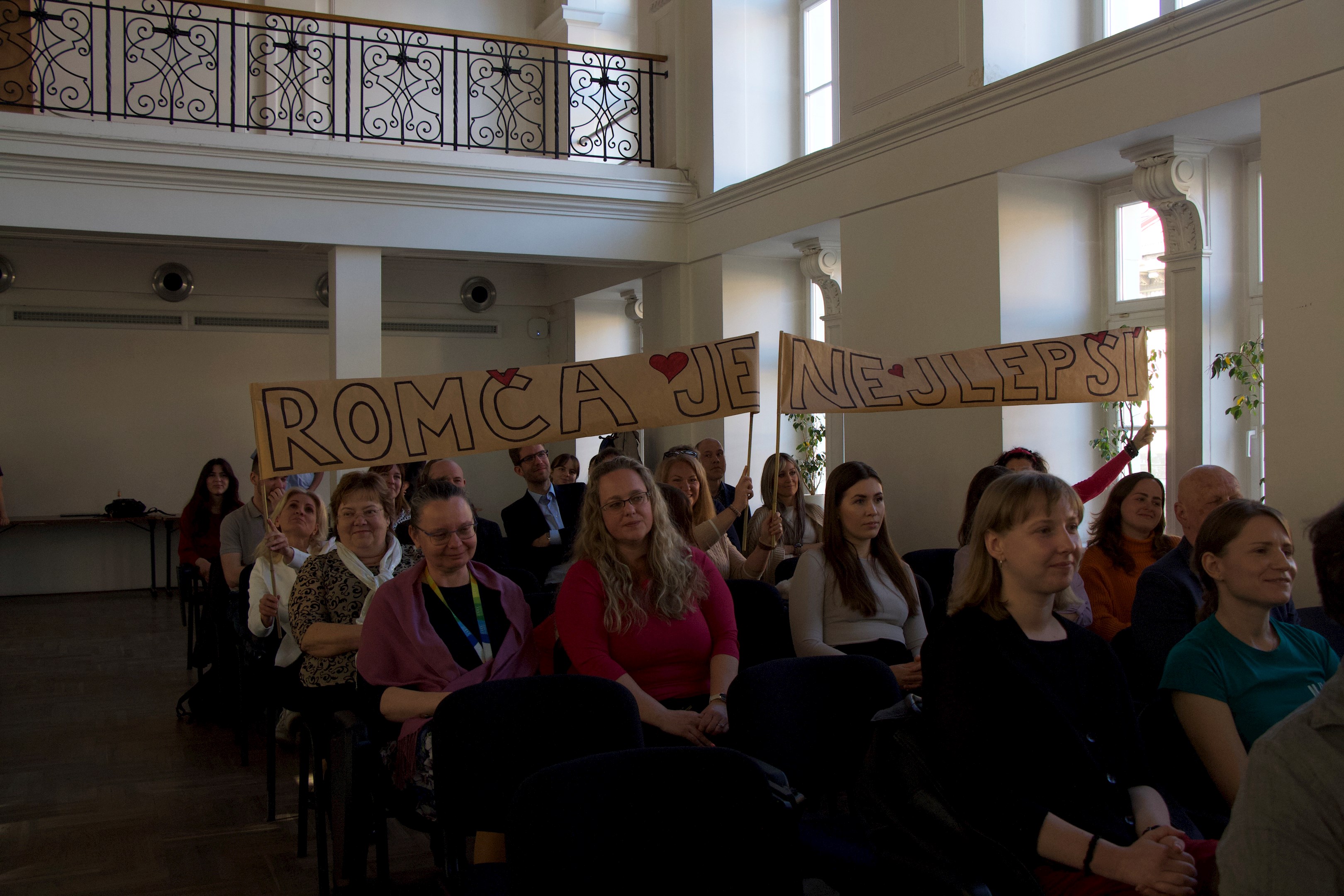 Oceněná uklízečka a pracovnice správy budov Romana Stejskalová měla v aule fakulty svůj vlastní fanklub. Její kolegyně jí vyrobily povzbuzující transparent s nápisem: „Romča je nejlepší“. Foto: Laura Pavlovičová