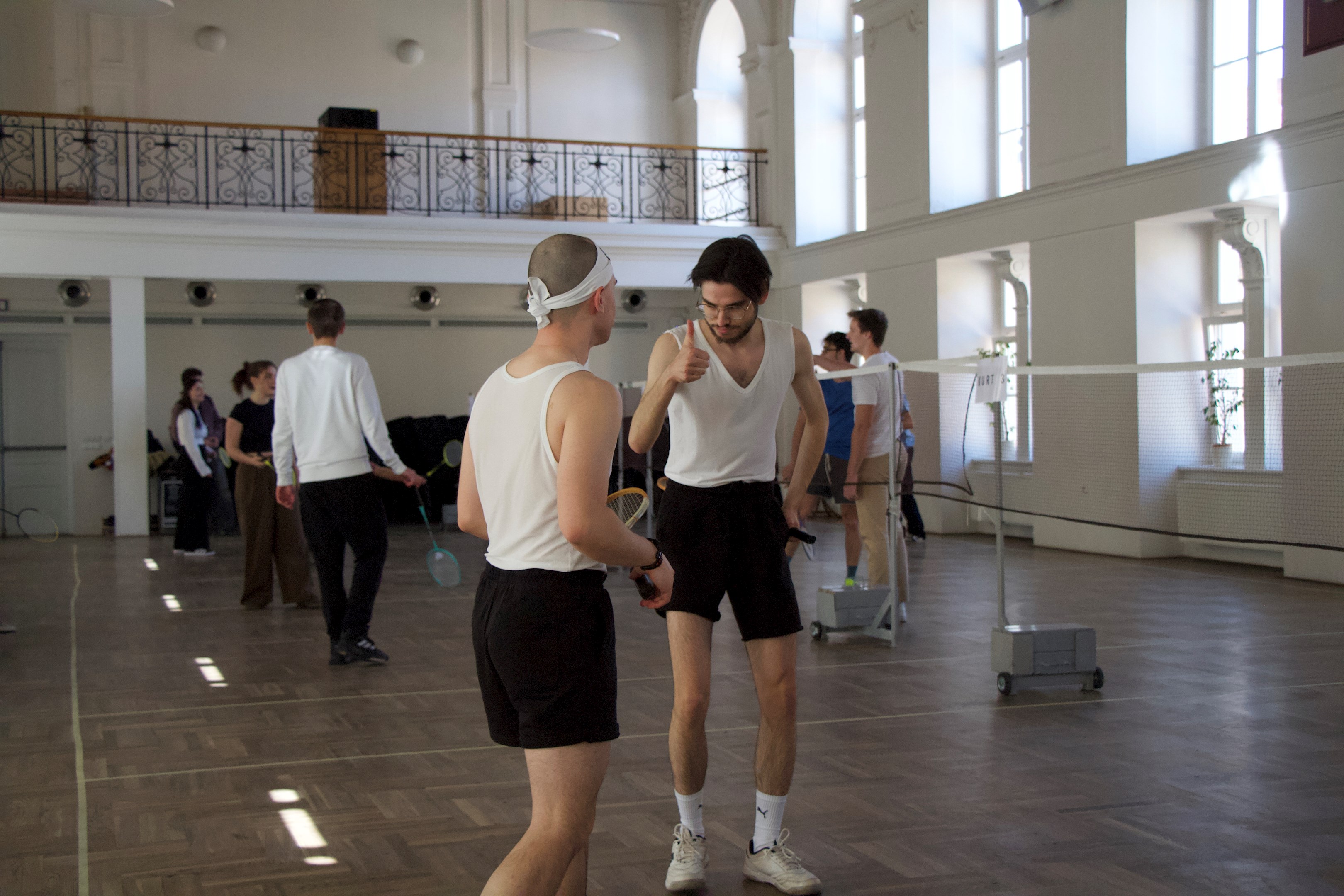Studující se častokrát oblékli do stejných barev, aby bylo rozpoznatelné, že jsou v jednom týmu. Aula se po roce znovu proměnila na badmintonové hřiště. Najednou se mohly hrát až tři badmintonové zápasy. Foto: Laura Pavlovičová