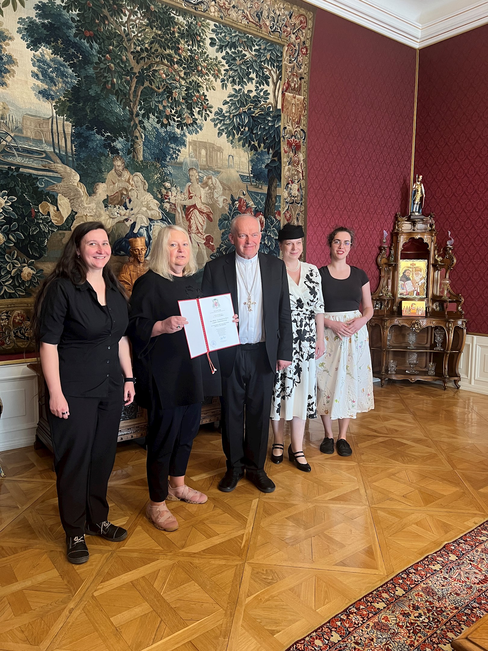 Zleva: Dana Buriánková Fialová, Eva Drozdová, Mons. Josef Nuzík, Lenka Falk, Eva Chocholová