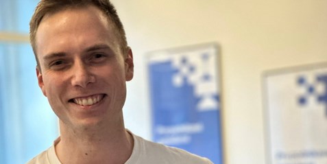 Erik Kalla, absolvent chemie, který dnes vědomosti i nadšení do přírodních věd předává žákům