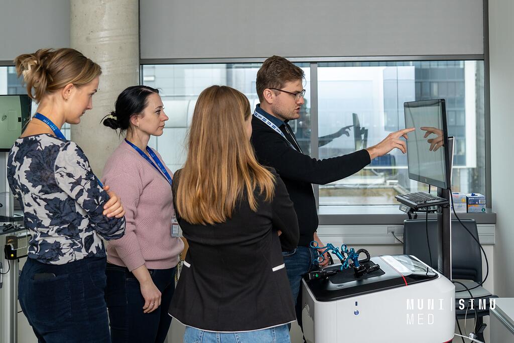 Základy laparoskopie na boxových a virtuálních simulátorech