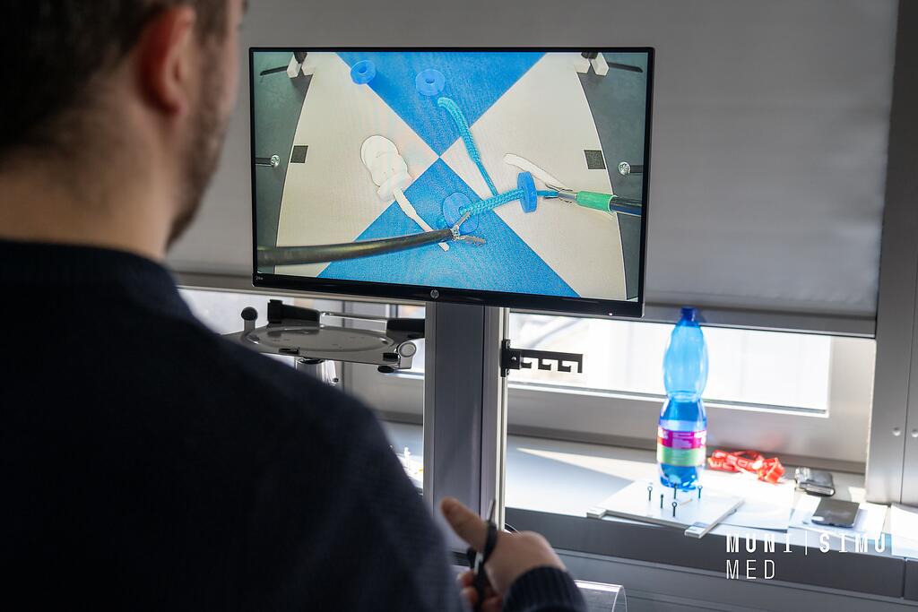 Základy laparoskopie na boxových a virtuálních simulátorech