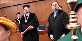 Biochemist Baumeister awarded honorary doctorate from Muni