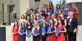 Absolventi brněnské farmacie získali po 60 letech diplomy z Masarykovy univerzity