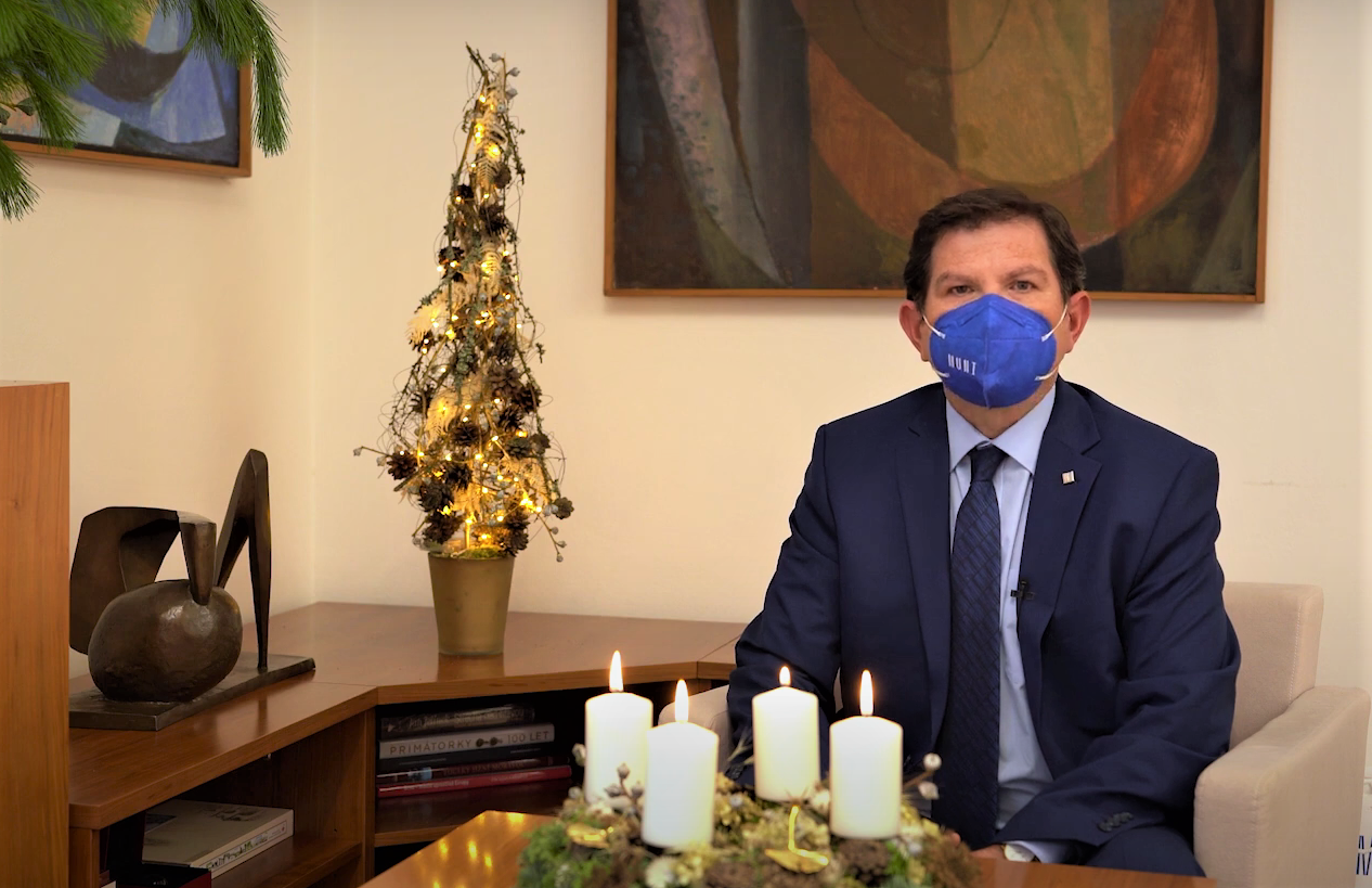 Video: Vánoční přání rektora MU a vystoupení pěvce Romana Hozy