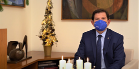 Video: Vánoční přání rektora MU a vystoupení pěvce Romana Hozy