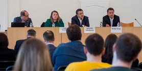 Předseda evropských regionů debatoval se studenty