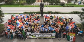 Erasmus slaví 35 let, na oslavu prošel Brnem vlajkový průvod