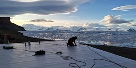 Na antarktické stanici pracuje i pokrývač. Opravuje střechu