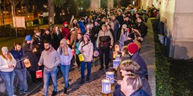Lampionový průvod pořádaný studenty rozzářil brněnské ulice