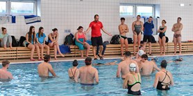 Fakulta sportovních studií poslala k bazénům 31 nových trenérů