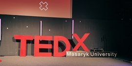 TEDx na MUNI o reklamě, politice, moci médií i smrti