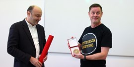 Právník Dan Svantesson převzal Bronzovou medaili MU