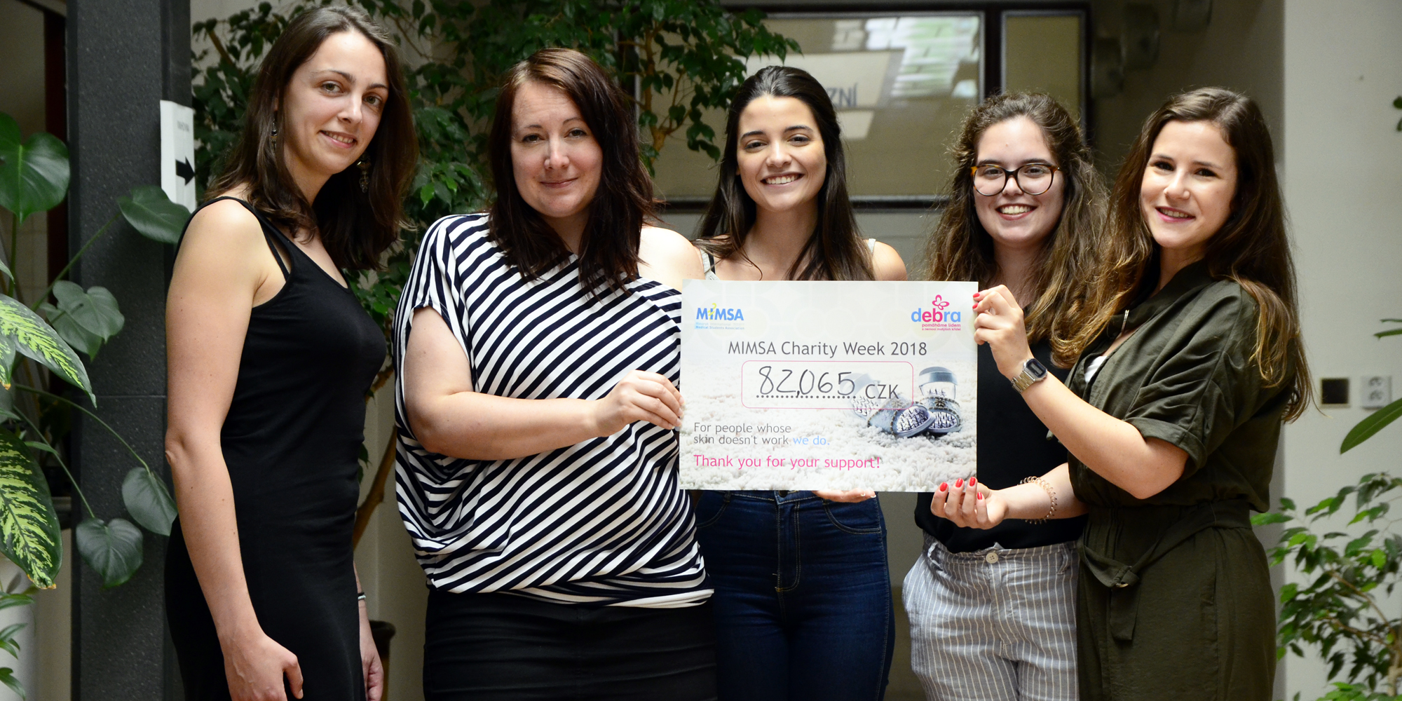 Zahraniční studenti medicíny vybrali 80 tisíc na „motýlky“