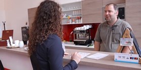 Video: Kavárna co pomáhá. Café Práh na právnické fakultě