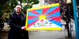 Nad Masarykovou univerzitou vlaje tibetská vlajka