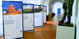 Výstava 100 příběhů Masarykovy univerzity se přestěhovala do Telče