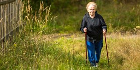 Seniorům by ke zdraví mohly pomoct technologie. Neumí je ale používat