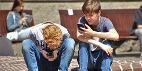 Výzkum: Zakazovat používání mobilů ve školách není potřeba