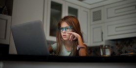 Výzkum: Čeští rodiče se nebaví s dětmi o tom, co dělají na internetu