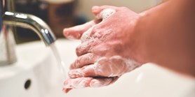 Doba umývání rukou je důležitá. Senioři vám k tomu napsali písničky