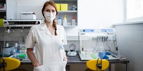 Doktorandka v akci: Mezi státnicemi pomáhala testovat na koronavirus