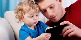 Průzkum: Bezpečnost dětí na internetu hlídají častěji otcové